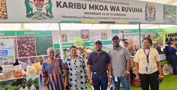 KATIBU TAWALA WA WILAYA YA SONGEA AVUTIWA NA UBUNIFU WA BANDA LA MKOA WA RUVUMA SABASABA